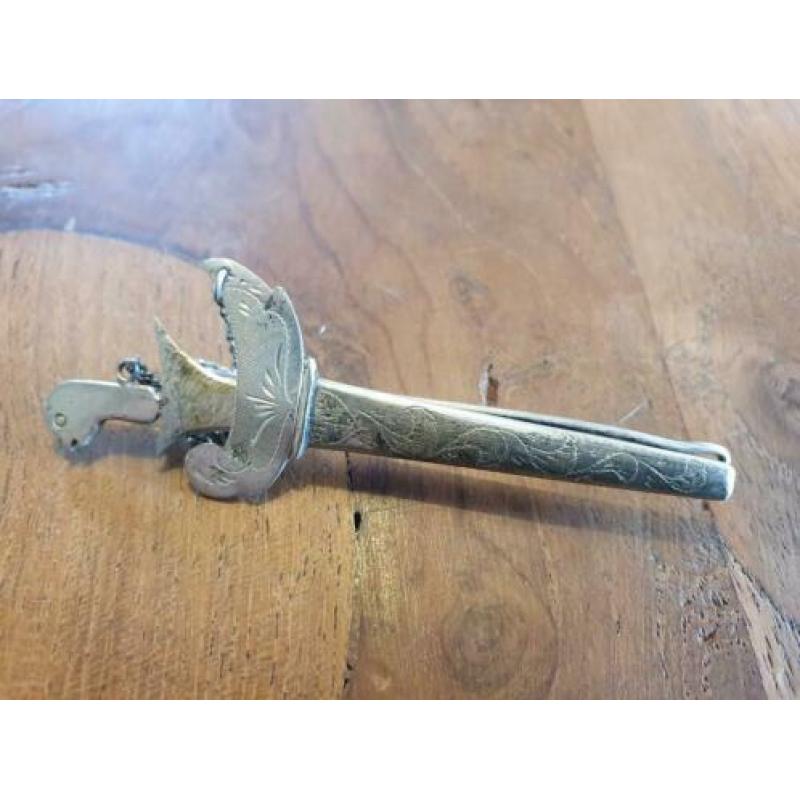 Oude dasspeld / broche / reverspeld. Kris Indonesië.