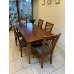 Te koop; Eettafel met 6 stoelen t.e.a.b.
