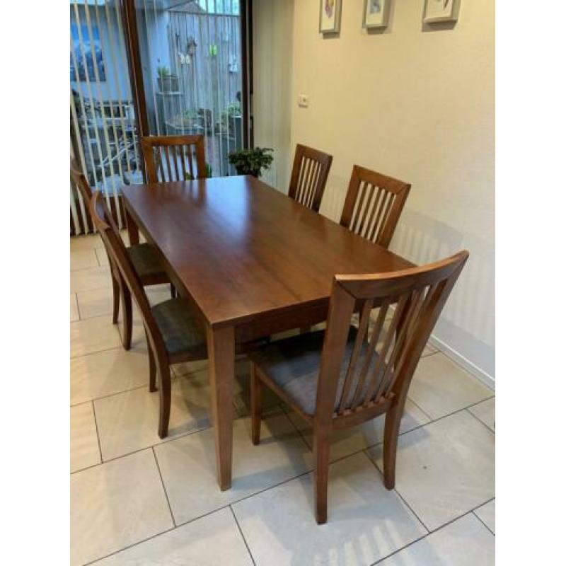 Te koop; Eettafel met 6 stoelen t.e.a.b.