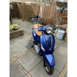 Vespa look a like (blauw kenteken, 45 km/h)