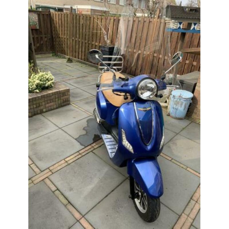 Vespa look a like (blauw kenteken, 45 km/h)