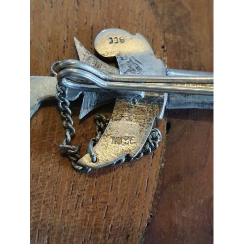 Oude dasspeld / broche / reverspeld. Kris Indonesië.
