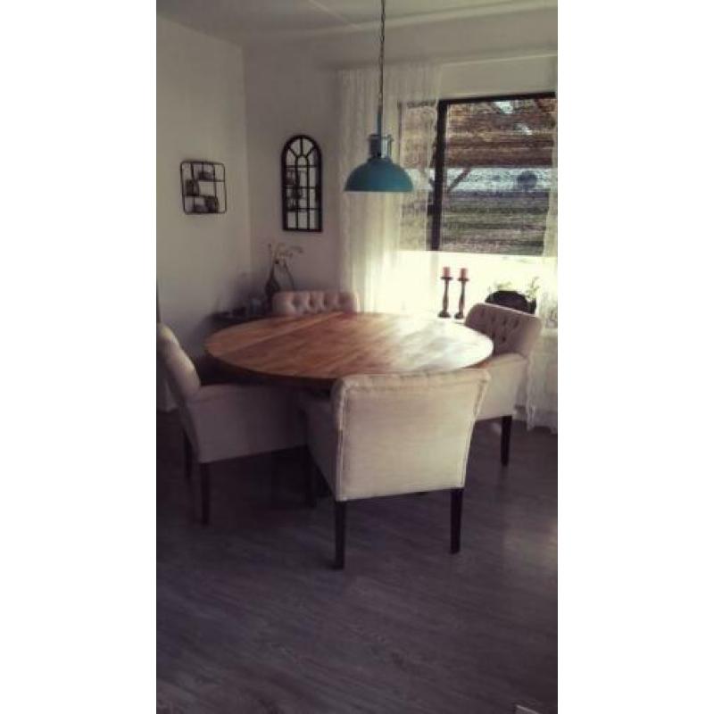 Mooie landelijke eetkamer stoelen.