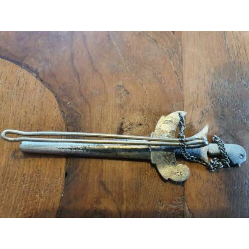 Oude dasspeld / broche / reverspeld. Kris Indonesië.