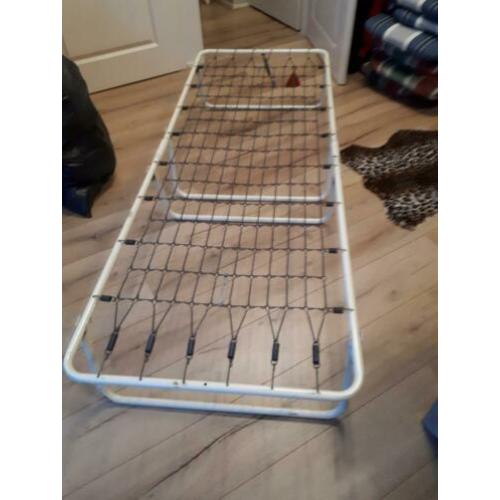 Noodbed met matras