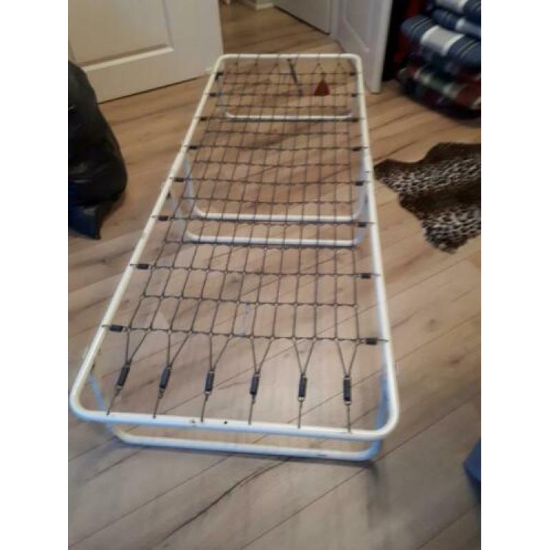 Noodbed met matras