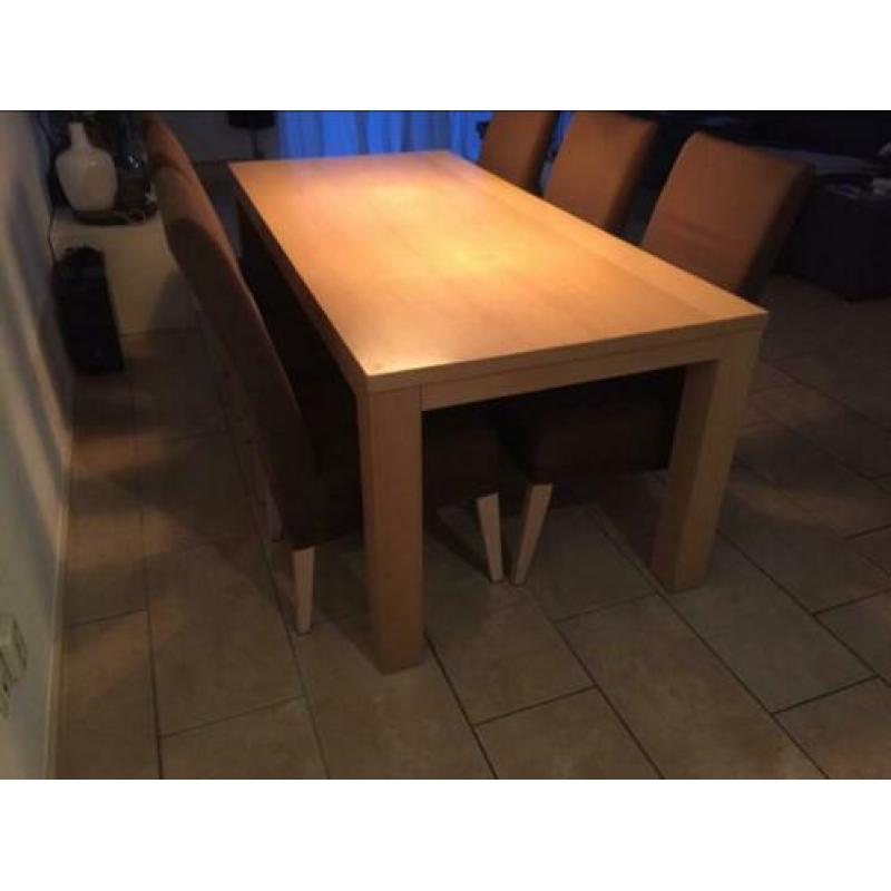 Mooie eet tafel 880 bij 1900 wegens verbouwing weg