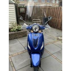Vespa look a like (blauw kenteken, 45 km/h)