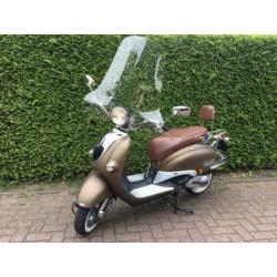 Mat gouden Berini Milano GX snor scooter