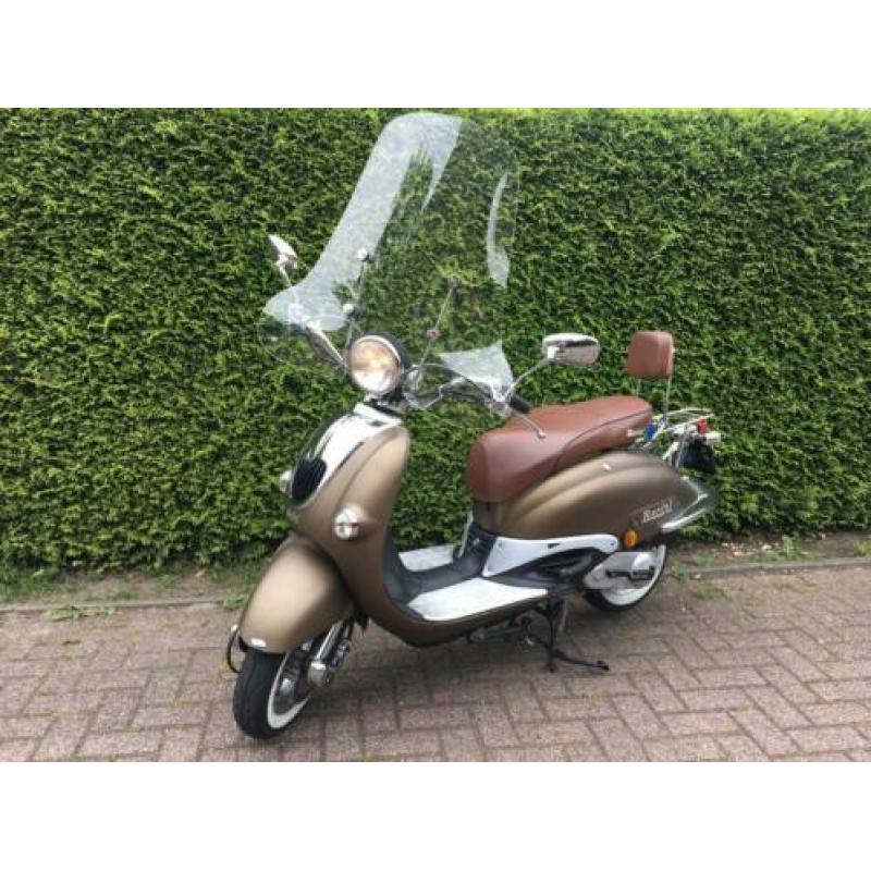 Mat gouden Berini Milano GX snor scooter
