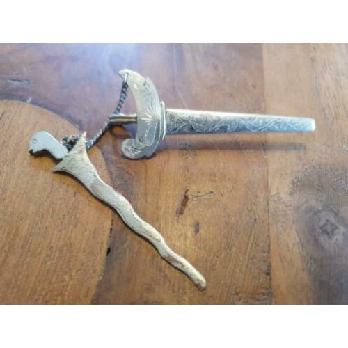 Oude dasspeld / broche / reverspeld. Kris Indonesië.