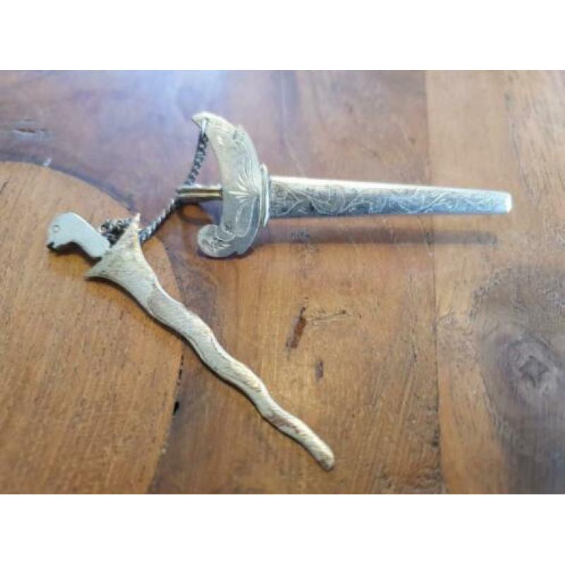 Oude dasspeld / broche / reverspeld. Kris Indonesië.