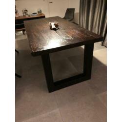 Eettafel met metalen U-Poten