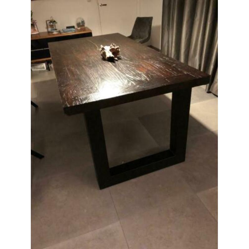 Eettafel met metalen U-Poten