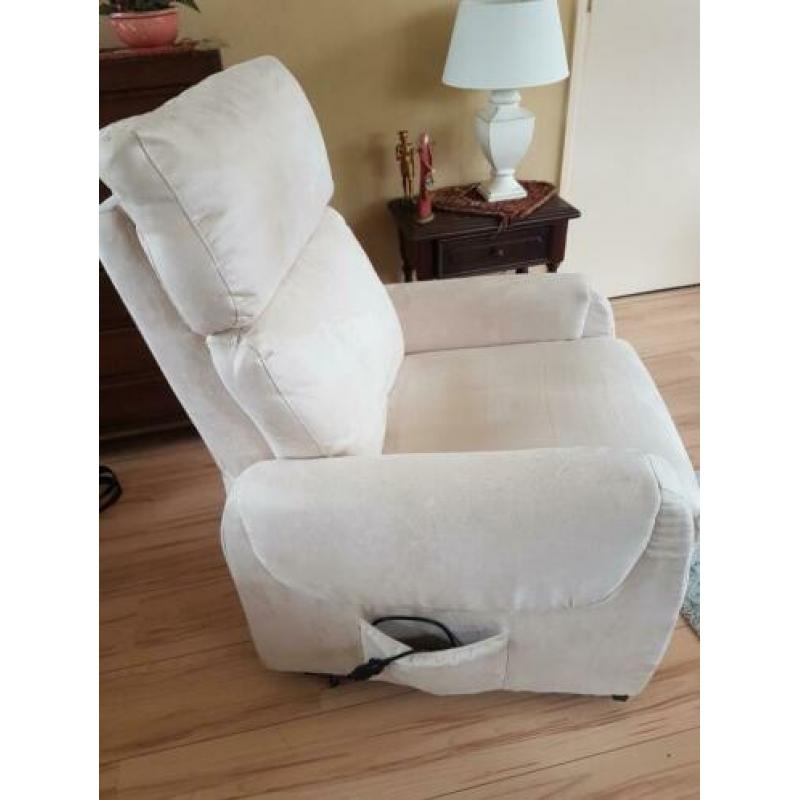2 elektrische sta op fauteuils te koop
