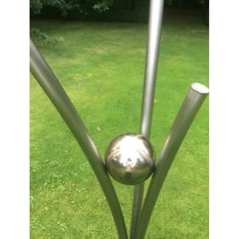 sculptuur voor in de tuin