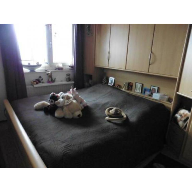 2 persoons bed met ombouw en eventueel de 4 kasten
