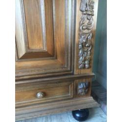 Oud eiken kast