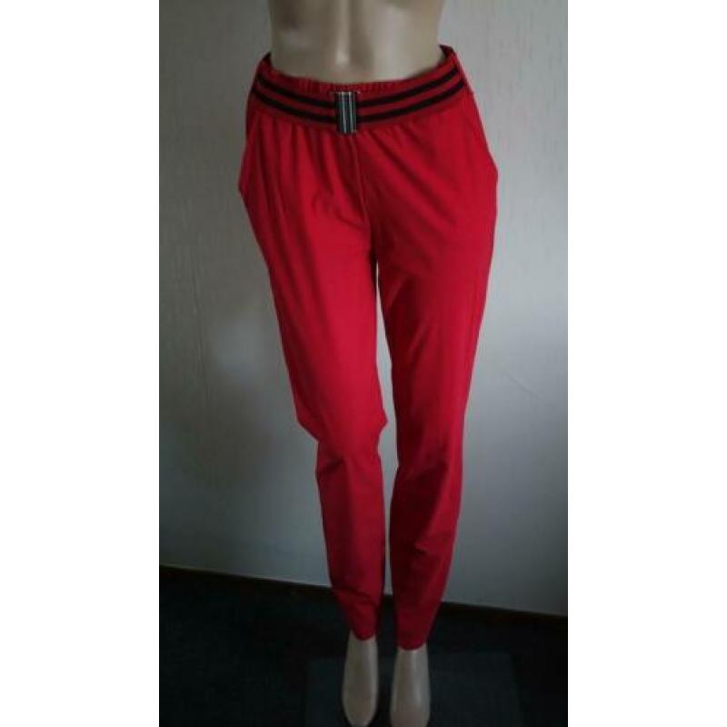 nieuwe travelbroek van NIKKIE knal rood