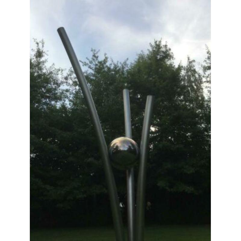 sculptuur voor in de tuin