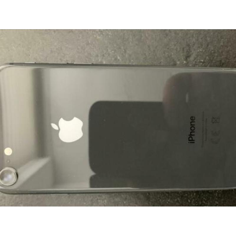 iPhone 8 met 64 Gb geheugen.