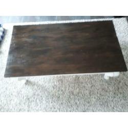 Zware salon tafel past goed bij riviera maison inrichting
