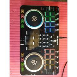 Numark mixtrack quad