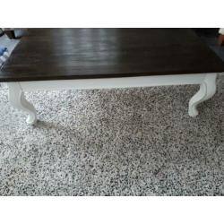 Zware salon tafel past goed bij riviera maison inrichting