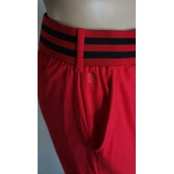 nieuwe travelbroek van NIKKIE knal rood