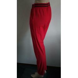 nieuwe travelbroek van NIKKIE knal rood