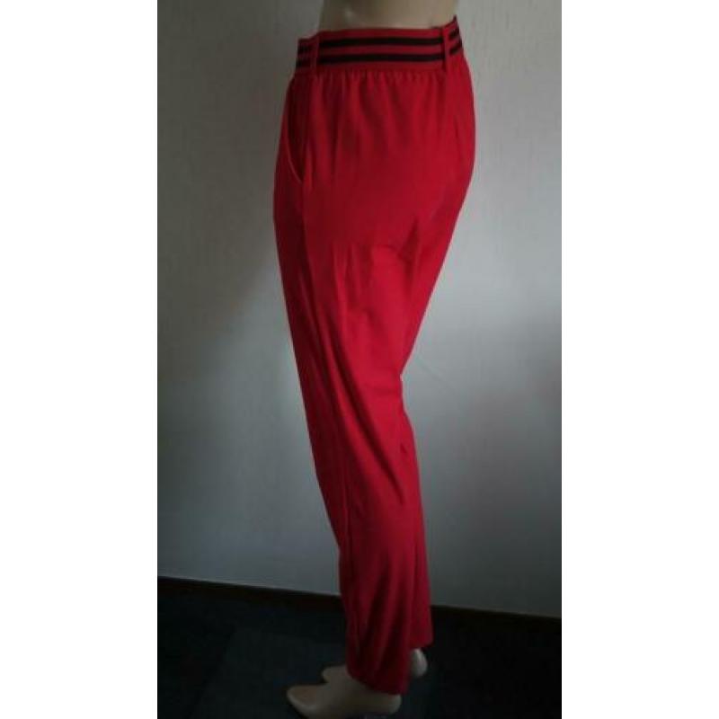 nieuwe travelbroek van NIKKIE knal rood