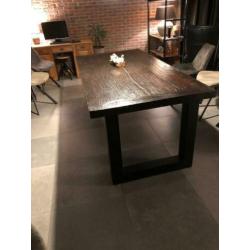 Eettafel met metalen U-Poten