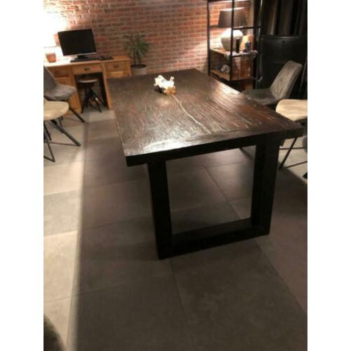 Eettafel met metalen U-Poten