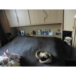 2 persoons bed met ombouw en eventueel de 4 kasten