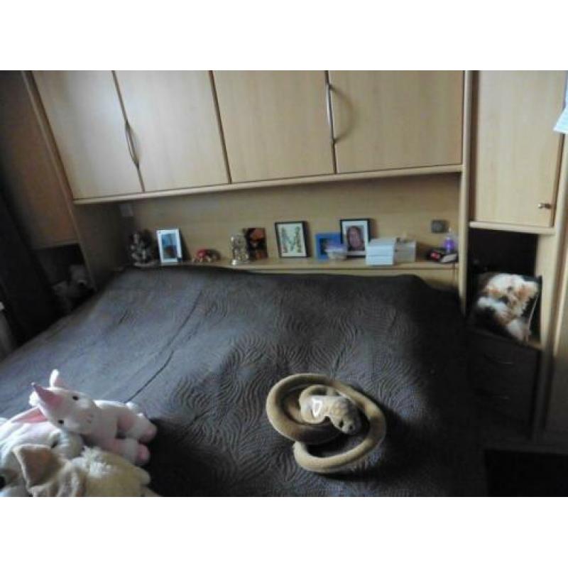 2 persoons bed met ombouw en eventueel de 4 kasten