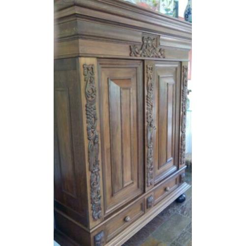 Oud eiken kast
