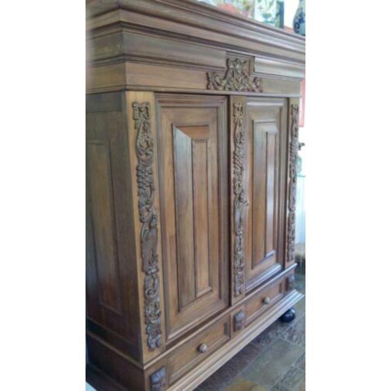 Oud eiken kast