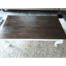 Zware salon tafel past goed bij riviera maison inrichting