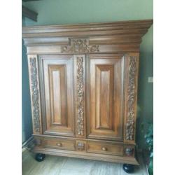 Oud eiken kast