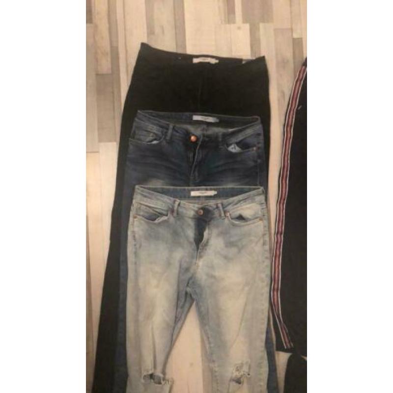 Tas vol kleding maat L/XL broeken tops vesten Jas enz