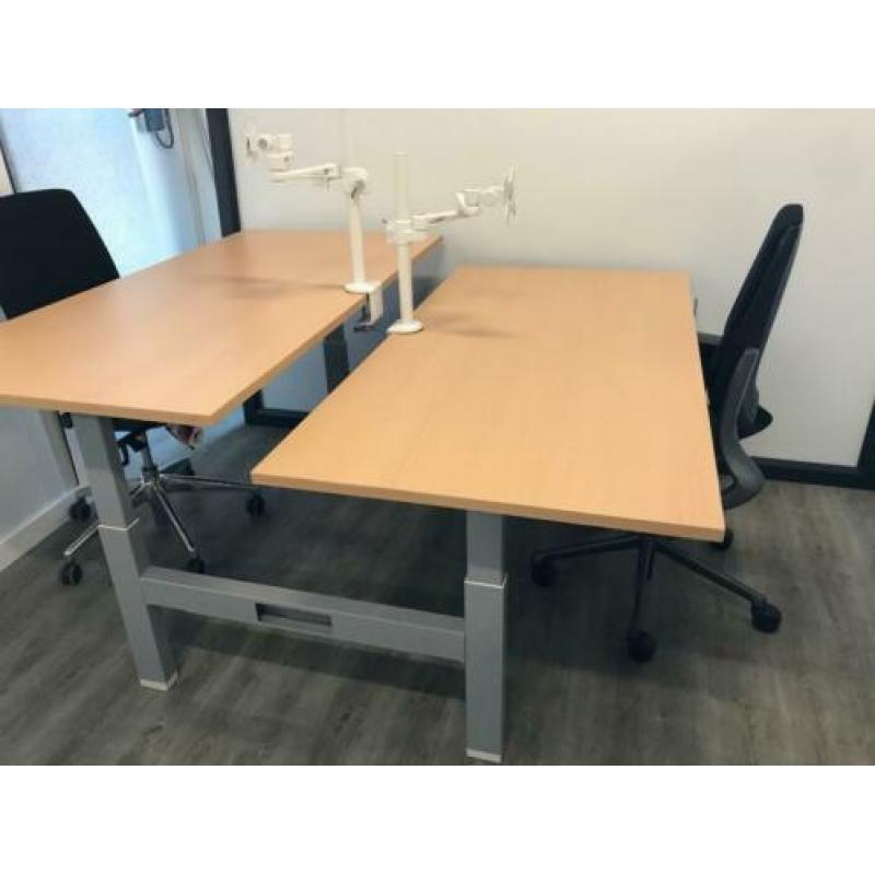 Duo bureau met 2 monitorarmen aanbieding op=op
