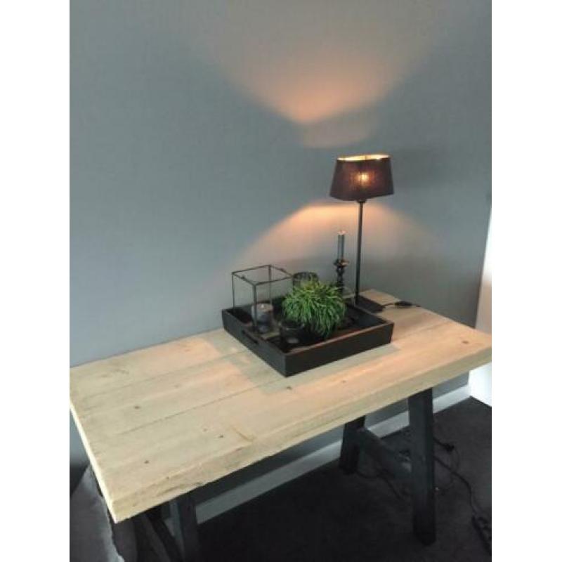 Bureau/tafel steigerhout. zwarte a poot