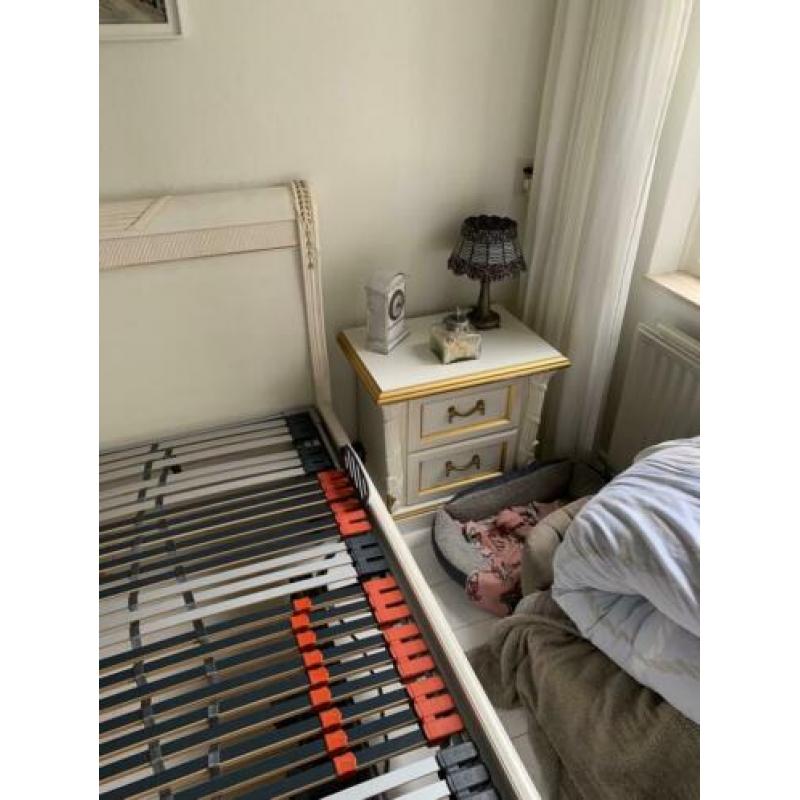 Mooi Italiaans bed met nachtkastjes