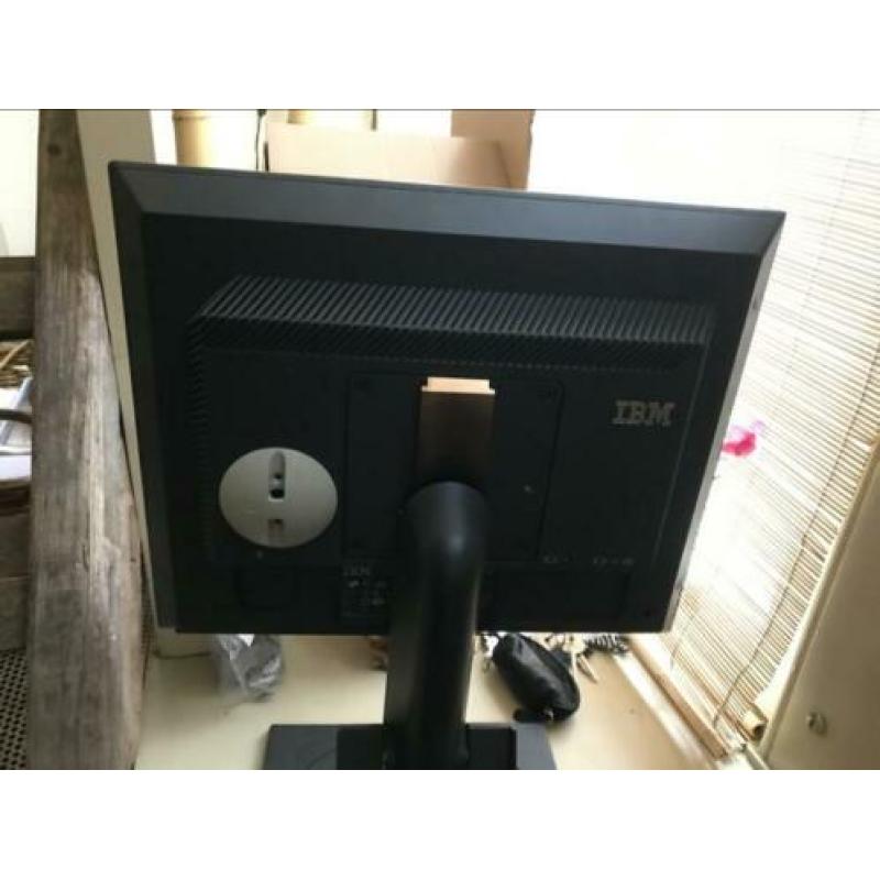 Monitor IBM 17” werkt prima