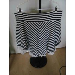 Zwart/wit strepen rok van Fancy Friday´s maat XL er mooi