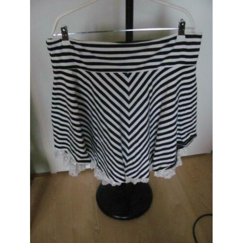 Zwart/wit strepen rok van Fancy Friday´s maat XL er mooi