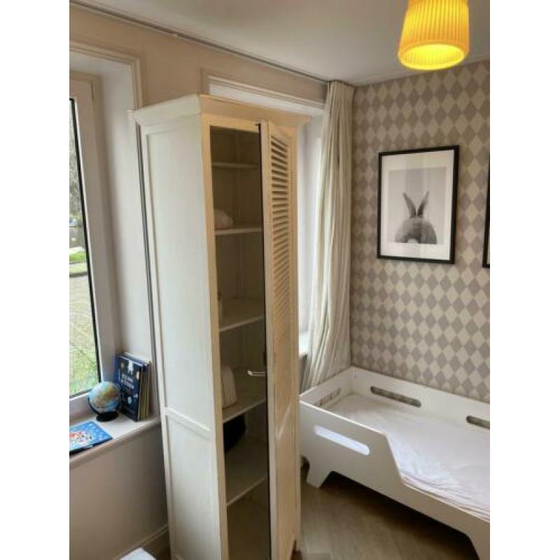Witte broccante houten kast