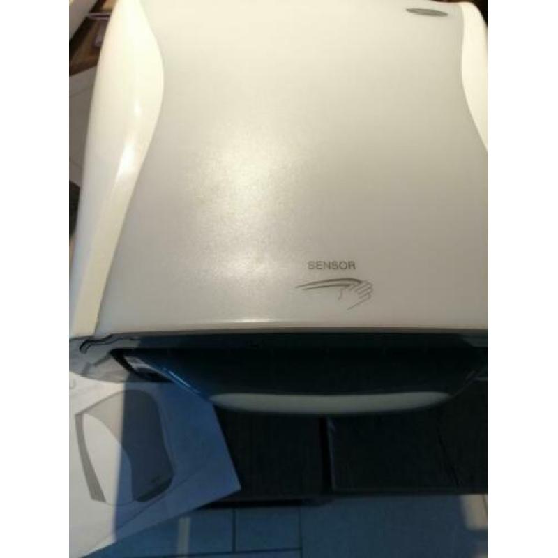 Nieuw! HAGLEITNER Xibu touch towel dispenser