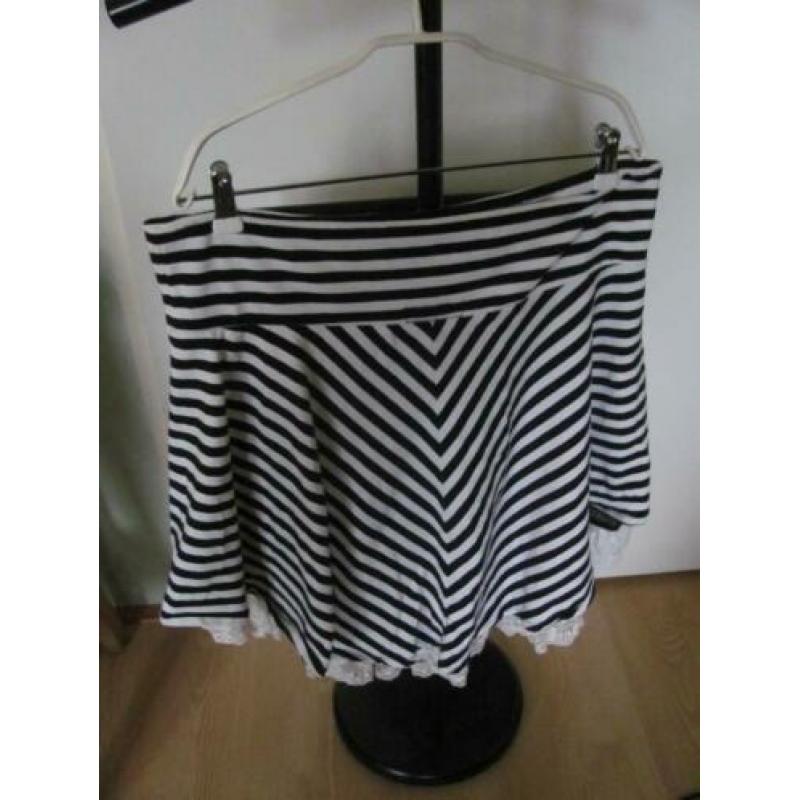Zwart/wit strepen rok van Fancy Friday´s maat XL er mooi