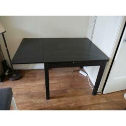 eettafel met 2 stoelen